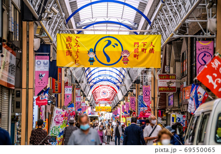 日本の横浜都市景観　買物客らで賑わう弘明寺かんのん通り商店街＝2020年9月16日（菅内閣誕生へ） 69550065