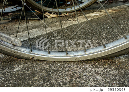 パンクした自転車の前輪 パンクした自転車の前輪 69550343