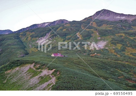 鷲羽岳からの三俣蓮華岳と三俣山荘の写真素材 [69550495] - PIXTA