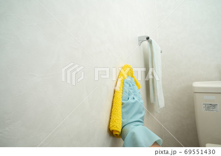 夫のトイレ壁紙クリーニングの写真素材