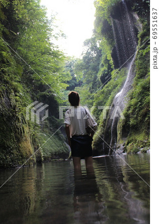 由布川峡谷、水に入る、女子、絶景 由布川峡谷、水に入る、女子、絶景 69551637