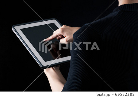 タブレットPCを操作する女性 タブレットPCを操作する女性 69552285