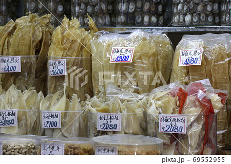 香港・徳輔道西の乾物店で売られるフカヒレ。高価な中華食材 69552955