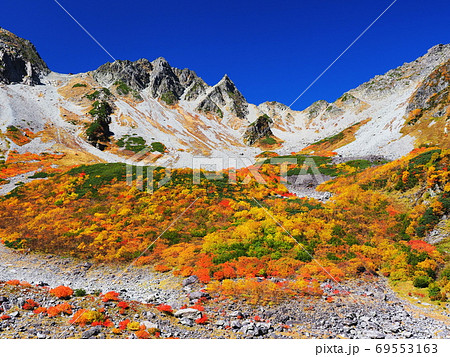 紅葉の涸沢カール 69553163