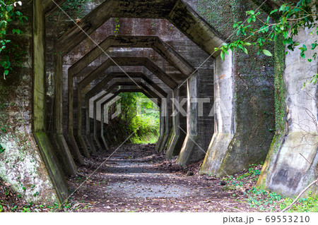 熊延鉄道の落石よけに作られたこの八角トンネルの貴重な産業遺構の観光地の写真素材