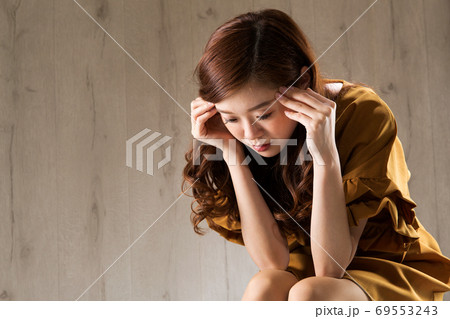 悩む女性 69553243