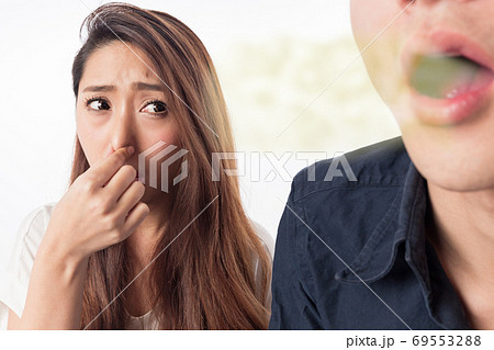 男性の口臭に鼻をつまむ女性 男性の口臭に鼻をつまむ女性 69553288