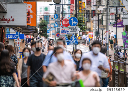 日本の横浜都市景観　新型肺炎・マスク姿・人混み＝2020年9月16日、横浜駅前 69553629