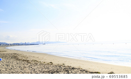 コロナ禍で閑散とした東京湾の有名な海水浴場三浦海岸の夏 69553685