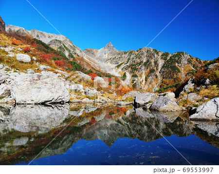 天狗池に映る紅葉の槍ヶ岳 69553997