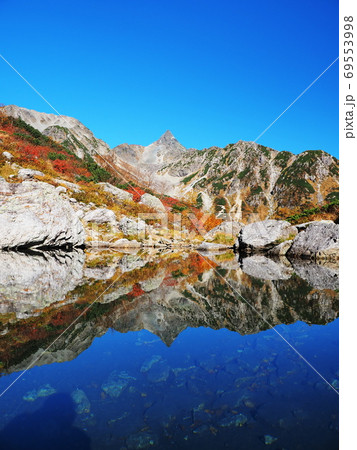 天狗池に映る紅葉の槍ヶ岳 69553998