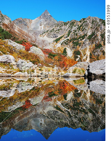 天狗池に映る紅葉の槍ヶ岳 69553999
