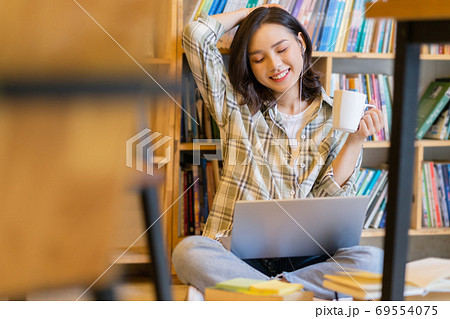 Woman in library 69554075