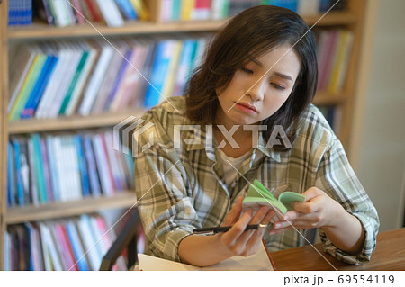 Woman in library 69554119