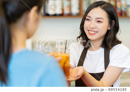 Waiter, coffee shop 69554195
