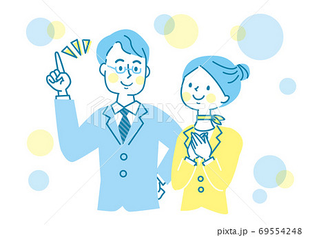 安心する女性と説明する男性 69554248