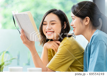 two woman conversation 69554249