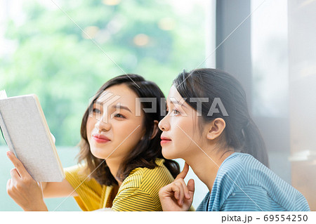 two woman conversation 69554250