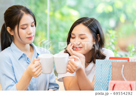 two woman, lifestyle two woman, lifestyle 69554292