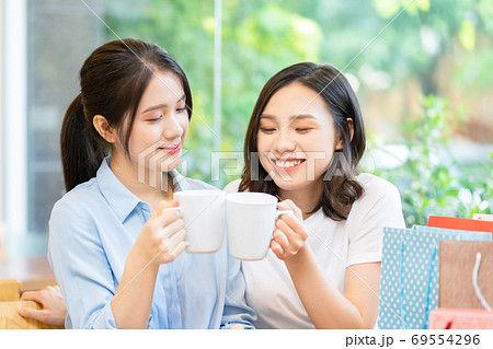 two woman, lifestyle two woman, lifestyle 69554296
