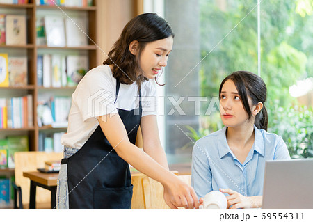 Woman in coffee shop 69554311