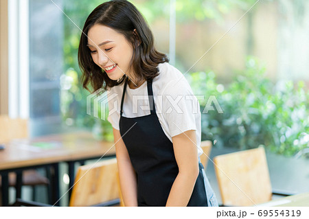 Woman. waitress Woman. waitress 69554319