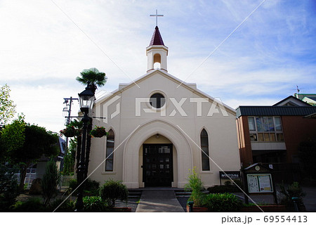 神戸  北野坂の異人館通りにあるバプテスト教会 69554413