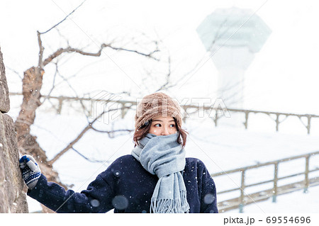 雪の降る五稜郭タワーと旅行者 雪の降る五稜郭タワーと旅行者 69554696