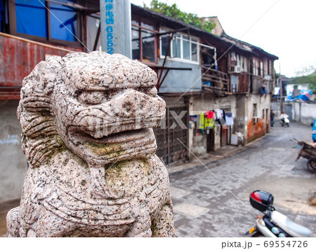 中国蘇州の下町を守る石の獅子 69554726