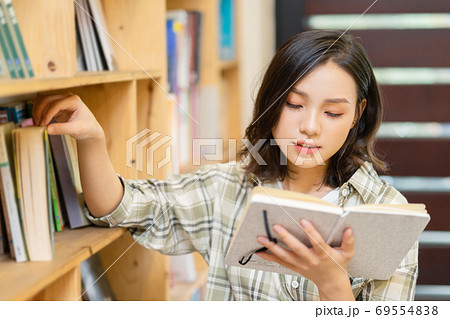 Woman in library 69554838