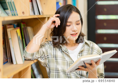 Woman in library 69554840