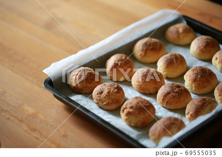 woman hand with the handmade cooking baking bread 69555035