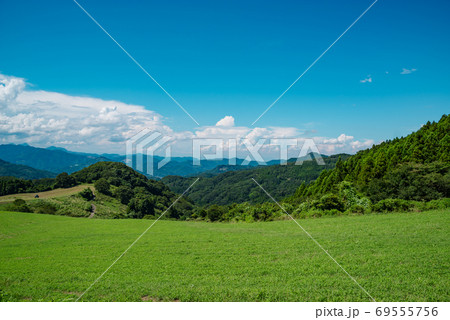 夏空 晩夏の高原と山並みに湧き上がる積乱雲 a-2 ライトトーン 夏空 晩夏の高原と山並みに湧き上がる積乱雲 a-2 ライトトーン 69555756