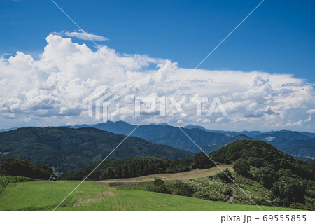 夏空 晩夏の高原と山並みに湧き上がる積乱雲 d-3 マット感 夏空 晩夏の高原と山並みに湧き上がる積乱雲 d-3 マット感 69555855