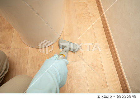 スチームクリーナーでトイレ床掃除 69555949