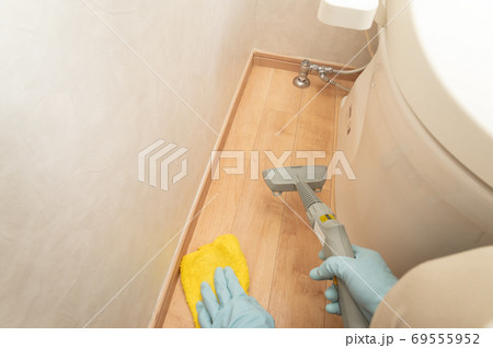 スチームクリーナーでトイレ床掃除 69555952