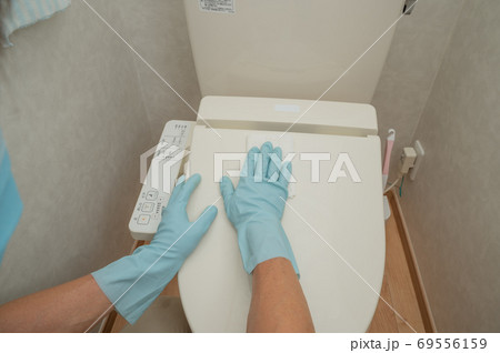 夫が除菌シートでトイレ掃除 夫が除菌シートでトイレ掃除 69556159