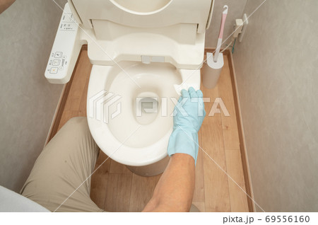 夫が除菌シートでトイレ掃除 夫が除菌シートでトイレ掃除 69556160