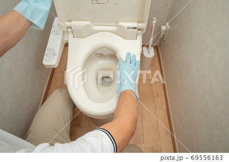 夫が除菌シートでトイレ掃除 夫が除菌シートでトイレ掃除 69556163