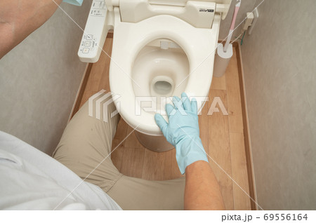 夫が除菌シートでトイレ掃除 夫が除菌シートでトイレ掃除 69556164