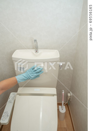 夫が除菌シートでトイレ掃除 69556165