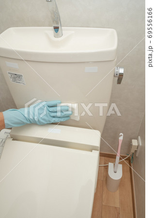 夫が除菌シートでトイレ掃除 69556166