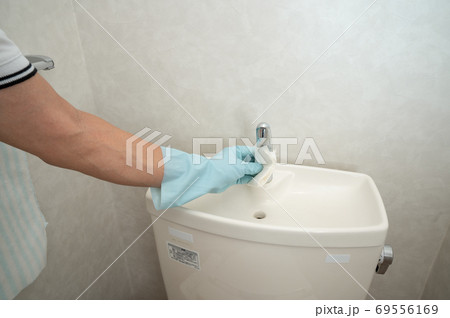 夫が除菌シートでトイレ掃除 夫が除菌シートでトイレ掃除 69556169