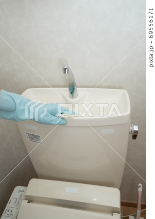 夫が除菌シートでトイレ掃除 夫が除菌シートでトイレ掃除 69556171