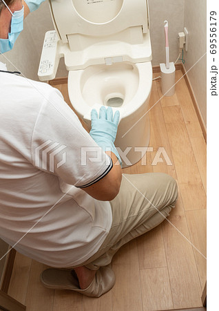 夫が除菌シートでトイレ掃除 夫が除菌シートでトイレ掃除 69556179