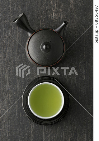 テーブルに置かれた湯飲みと急須 テーブルに置かれた湯飲みと急須 69556497