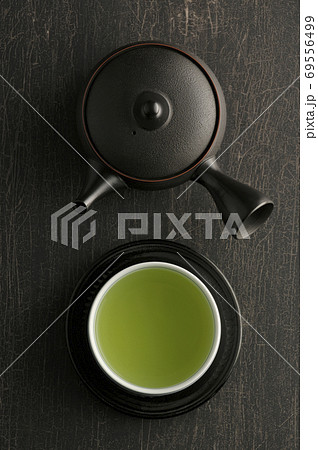 テーブルに置かれた湯飲みと急須 テーブルに置かれた湯飲みと急須 69556499