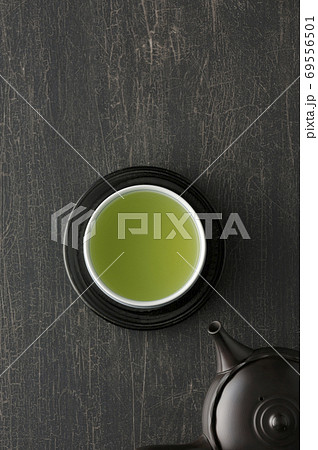 テーブルに置かれた湯飲みと急須 テーブルに置かれた湯飲みと急須 69556501