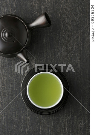 テーブルに置かれた湯飲みと急須 テーブルに置かれた湯飲みと急須 69556504