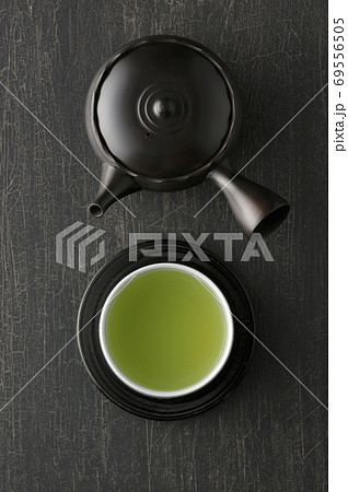 テーブルに置かれた湯飲みと急須 69556505